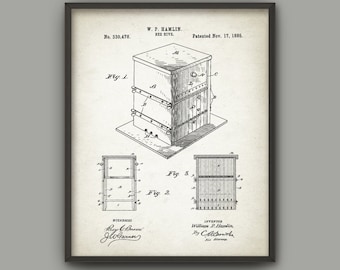 Peut inclure: Impression vintage encadrée d'une illustration de brevet d'une ruche. Le dessin en noir et blanc montre un diagramme détaillé de la construction de la ruche, y compris les dimensions et les composants. L'impression comprend le nom de l'inventeur et les informations sur le brevet.