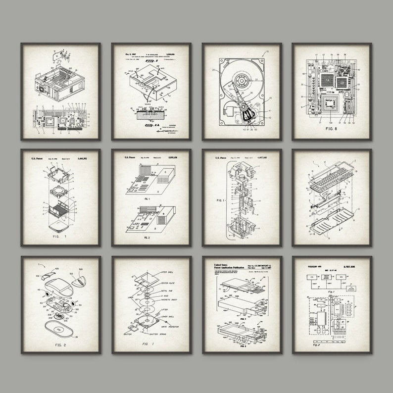 Op de afbeelding: Een set van 10 vintage computer patent prints. De prints zijn zwart-wit en bevatten illustraties van verschillende computercomponenten, waaronder een harde schijf, een muis en een printplaat. De prints zijn ingelijst in een eenvoudige zwarte lijst.