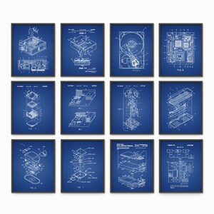 Op de afbeelding: Een set van 10 blauwe en witte vintage computer patent prints. De prints bevatten illustraties van verschillende computercomponenten, waaronder een harde schijf, een muis en een printplaat. De prints zijn ingelijst in zwarte lijsten.