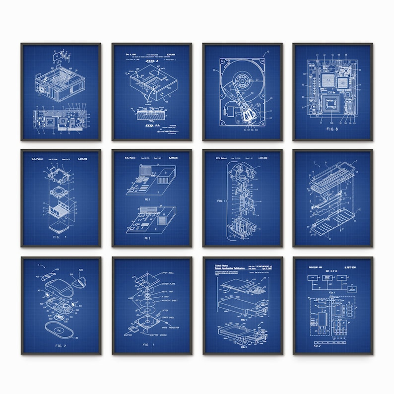 Op de afbeelding: Een set van 10 blauwe en witte vintage computer patent prints. De prints bevatten illustraties van verschillende computercomponenten, waaronder een harde schijf, een muis en een printplaat. De prints zijn ingelijst in zwarte lijsten.