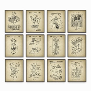 Op de afbeelding: Een set van negen vintage-stijl prints met zwart-wit illustraties van computerhardware-onderdelen. De prints zijn ingelijst in een donkerbruin frame en hebben een beige achtergrond. De illustraties omvatten een harde schijf, een diskettestation, een toetsenbord en een muis.