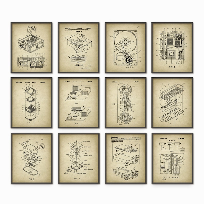 Op de afbeelding: Een set van negen vintage-stijl prints met zwart-wit illustraties van computerhardware-onderdelen. De prints zijn ingelijst in een donkerbruin frame en hebben een beige achtergrond. De illustraties omvatten een harde schijf, een diskettestation, een toetsenbord en een muis.