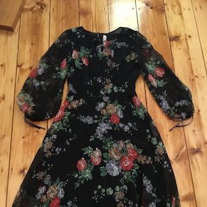 Vestido largo vintage de los años 70, negro, floral y vaporoso, de DORSAM of Melbourne, talla AU 8 10 US 6, forrado.