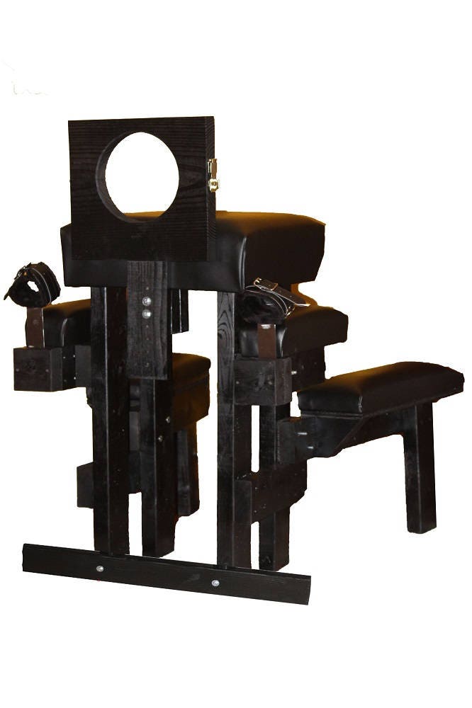 Self-bondage stockade spanking bench with time release handcuffs
