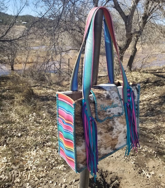Bastillion's Bijoux Boutique/Kudos Gift Shop - NEW PURSES 😍😍😍 American  Darling purses! Tooled leather, serape and hair on hide details make these  purses unique! Get yours today!! In store & ONLINE! 👇👇👇