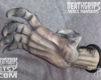 Mano derecha de HOMBRE LOBO DEATHGRIPS™ Wall Hanger por el artista Gabe Escamilla