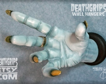 Colgador de pared DEATHGRIPS™ con mano derecha de Vampiro/Drácula/Mago del artista Gabe Escamilla