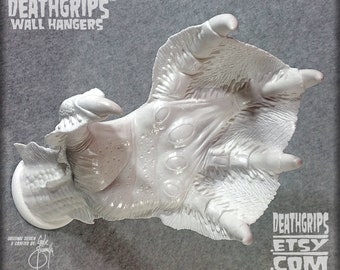 Left LAGOON Creature Hand DEATHGRIPS™ Wall Hanger de Gabe Escamilla. Pantalla de montaje en pared "Blanca"