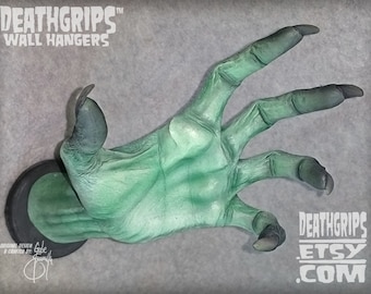 Colgadores de pared DEATHGRIPS™ con la mano izquierda de WITCH del artista Gabe Escamilla