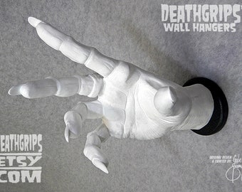 Colgador de pared White Vampire/Dracula/Wizard DEATHGRIPS™ para guitarras y otros artículos. Mano derecha. Por el artista Gabe Escamilla