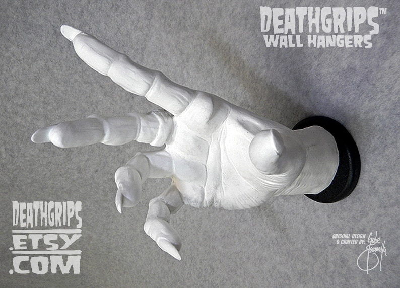 Colgador de pared White Vampire/Dracula/Wizard DEATHGRIPS™ para guitarras y otros artículos. Mano derecha. Por el artista Gabe Escamilla imagen 1