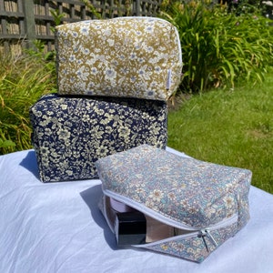 Borsa da toeletta fatta a mano in 100% cotone con motivo floreale a pois, piccola/grande, blu navy, azzurro o senape