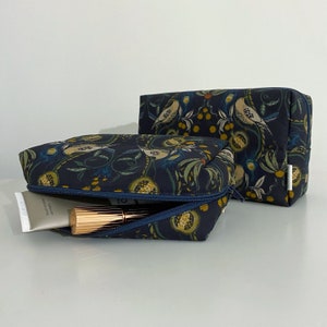 Borse per il trucco da toeletta, fatte a mano, in 100% cotone, motivo: uccelli e fiori stampati ispirati a William Morris, scatola portaoggetti / piccola/grande, mix blu navy