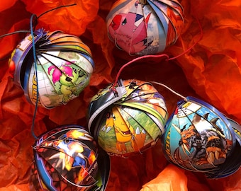 Könnte beinhalten: Fünf bunte, handgefertigte Ornamente aus recyceltem Papier mit Comicfiguren. Jedes Ornament ist mit einer anderen Figur verziert und hat ein einzigartiges Design.