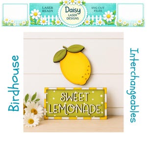 Puede incluir: Un recorte de madera en forma de limón con hojas verdes y un cuerpo amarillo, y un letrero que dice "Sweet Lemonade" en letras blancas. El letrero tiene un fondo verde con lunares blancos y un borde a rayas amarillas y blancas. Tema: intercambiables para casitas de pájaros.