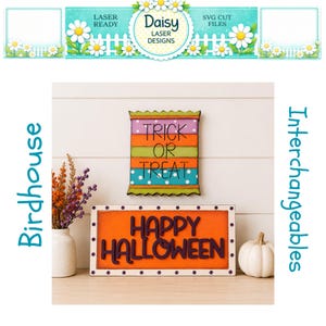 Könnte beinhalten: Zwei austauschbare Schilder zum Thema Halloween. Ein Schild zeigt "TRICK OR TREAT" in schwarzer Schrift auf einem farbenfrohen Hintergrund. Das andere Schild zeigt "HAPPY HALLOWEEN" in dunkelvioletter Schrift auf orangefarbenem Hintergrund. Ein weißer Kürbis und eine Blumenvase sind ebenfalls vorhanden.