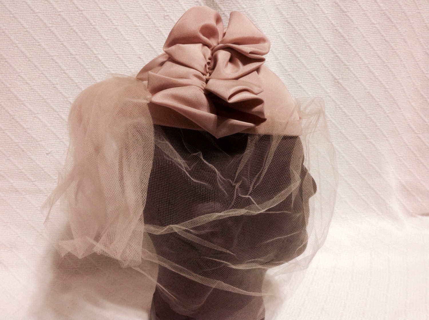 Vintage mauve satiny hat Vintage Purple Fuzzy Felt Hat with Satin Bow 1960s, 21 inch head main image 3