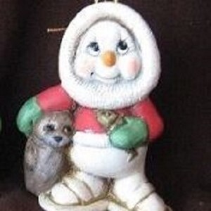 Adorno navideño de cerámica de muñeco de nieve esquimal con cría de foca, listo para pintar, U Paint, decoración navideña, decoración de árboles