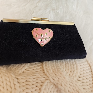 Bolso clutch de terciopelo azul marino, candado Kiss en latón antiguo, bucles ocultos para sujetar una cadena o asa de bolso, forro azul, pasador de corazón de cerámica