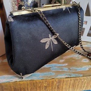 Bolso clutch de tela de libélula, libélulas bordadas de tela de línea de diseñador negra, herrajes de latón Kiss Lock con cadena de 16 pulgadas a juego