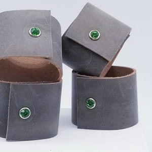 LederServiettenringe, echtes chromgefärbtes Leder mit grüner Kristallniete, 4er Set in neutralgrauer Farbe, Bling für den Esstisch.