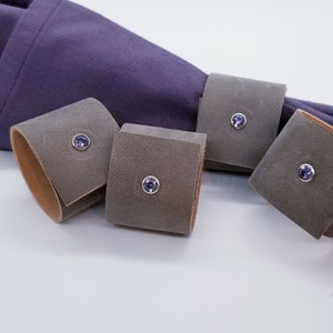 LederServiettenringe, echtes chromgefärbtes Leder, Amethyst KristallNiete, 4er Set in neutralgrauer Farbe, Bling für den Esstisch.