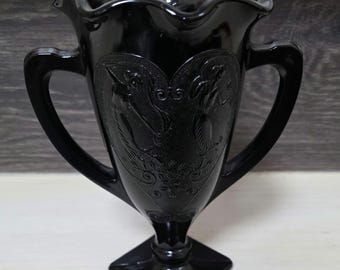L.E. Smith vase trophée en verre améthyste noir, nymphes dansantes 19,24 cm (7 po.)