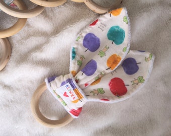 Mordedor de diseño de tela de madera/japonesa, juguete de tela de ranas y manzanas, juguete de madera, mordedor de orejas de tela de conejito, mordedor ecológico.