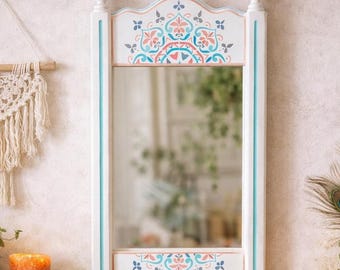 Specchio in legno dipinto a mano in stile boho, decorazione murale eclettica d'ispirazione vintage.