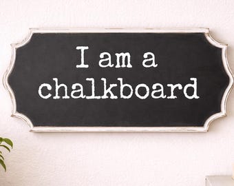 Pizarra rústica de estilo granja, marco curvo blanco envejecido para mensajes de cocina.