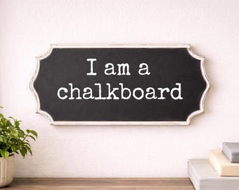 Rustiek boerderijkrijtbord, keukenprikbord met verweerd wit gebogen frame