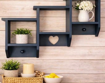 Étagère murale en bois recyclé bleu marine : organiseur de rangement Farmhouse Cottage avec détail coeur