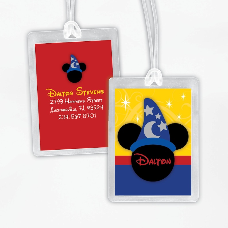 以下が含まれることがあります： 白いコードが付いた2つの透明なプラスチック製の荷物タグ。1つのタグは、青い魔法使いの帽子をかぶった漫画のミッキーマウスの頭が赤い背景にあります。もう1つのタグは、同じ漫画のミッキーマウスの頭と「Dalton」という名前の黄色い背景です。