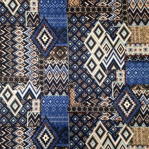 Tessuto elasticizzato in jersey di poliestere e spandex spazzolato con motivo tribale blu e marrone chiaro - larghezza da 58 a 60 pollici - tagliato su misura o sfuso