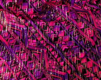 Motivo tribale viola e fucsia con lamina olografica dorata su tessuto elasticizzato in nylon e spandex - 58 pollici di larghezza - tagliato su misura o sfuso