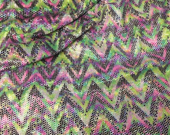 Pastelkleurige chevronprint met zilveren holografische folie op stretch nylon spandex-stof - 58 inch breed - op maat of in bulk gesneden