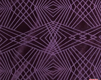 Può includere: Primo piano di un tessuto con un motivo geometrico. Il design presenta linee intersecanti che formano diamanti e rettangoli in una tonalità viola chiaro su uno sfondo viola scuro. Il tessuto ha un aspetto strutturato.