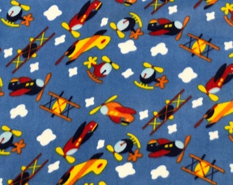 Fantastici aeroplani colorati su tessuto in pile di base blu tagliato su misura / Tessuto per noi /