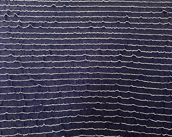 Polyester élasthanne léger, extensible dans les 2 sens avec 20 mm de tissu à volants bleu marine et blanc