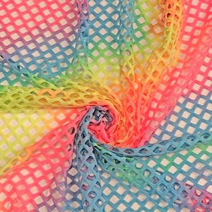 Puede incluir: Tela de malla degradada arcoíris con un patrón de diamante. La tela es rosa claro, naranja, amarillo, verde, azul y morado.