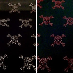 Peut inclure: Deux échantillons de tissu avec un motif répété de crânes et de tibias. Le tissu de gauche a des crânes et des tibias blancs, tandis que le tissu de droite a des crânes et des tibias roses.
