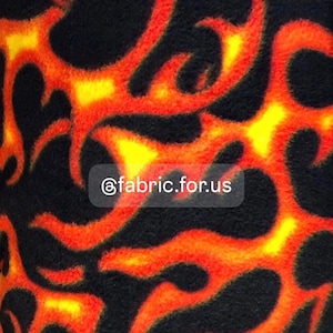Könnte beinhalten: Nahaufnahme eines schwarzen Stoffes mit einem Flammenmuster in Rot-, Orange- und Gelbtönen. Der Stoff hat eine weiche Textur. Der Text "@fabric.for.us" ist auf dem Stoff zu sehen.