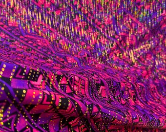 Tribal patroon paars en fuchsia met gouden holografische folie op stretch nylon spandex stof - 58 inch breed - op maat of in bulk gesneden