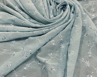 Diseño floral vintage bordado en tela de triple malla por yarda
