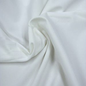 Puede incluir: Tela blanca con una textura suave y sedosa. La tela est&aacute; doblada y drapeada, mostrando su naturaleza suave y fluida.