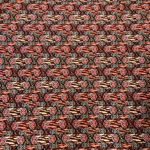 Puede incluir: Una tela marrón y rosa con un patrón geométrico repetitivo. El patrón incluye pequeños cuadrados, diamantes y círculos. La tela tiene un brillo sutil.