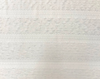 Polyester élasthanne léger avec volants blanc cassé de 10 mm et motif chevron texturé