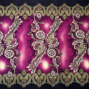 Polyester ITY Matt Jersey Spandex Tyg med 2 sidor och stor paisleydesign (brunt eller lila)