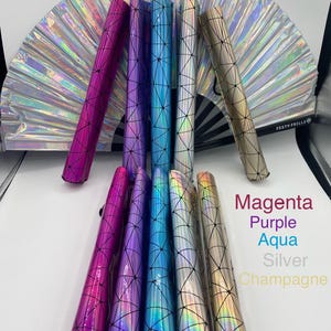 Puede incluir: Seis mangos de abanico hologr&aacute;ficos iridiscentes con dise&ntilde;os geom&eacute;tricos negros. Los mangos son de color magenta, morado, aguamarina, plata y champ&aacute;n.