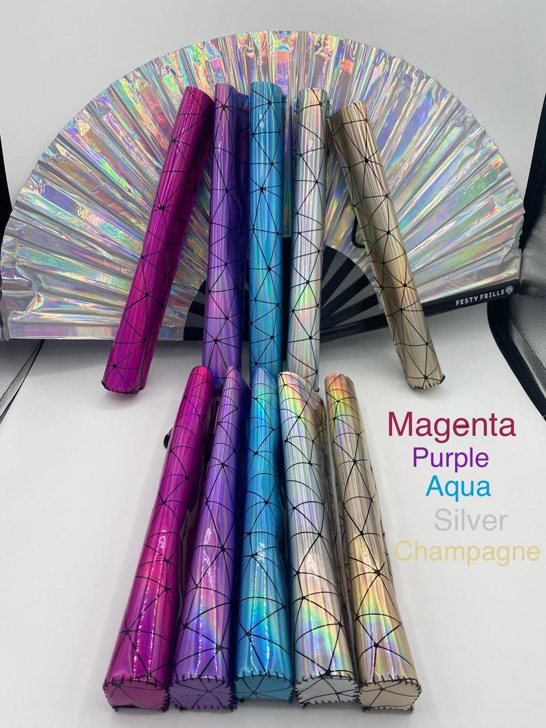 Puede incluir: Seis mangos de abanico hologr&aacute;ficos iridiscentes con dise&ntilde;os geom&eacute;tricos negros. Los mangos son de color magenta, morado, aguamarina, plata y champ&aacute;n.